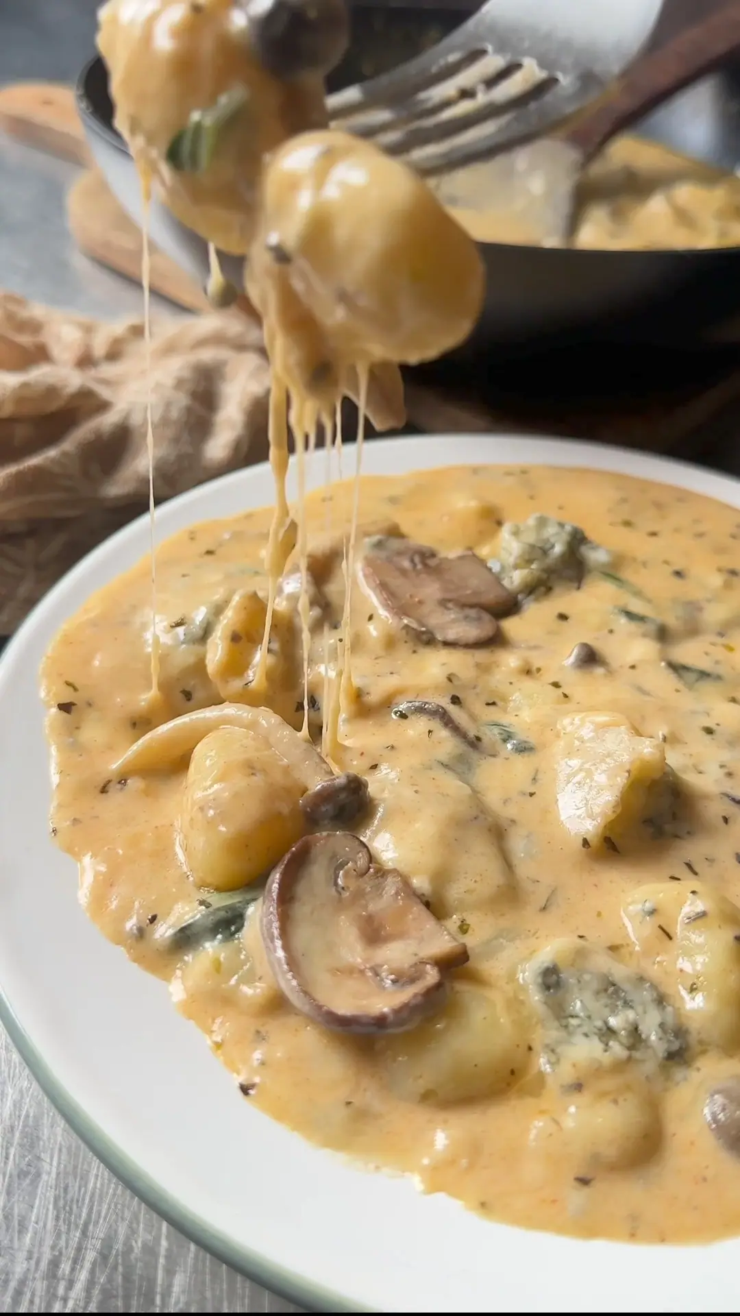 One-Pan Creamy Spinach, Gorgonzola & Mushroom Gnocchi – Comfort Food in 20 Minutes!