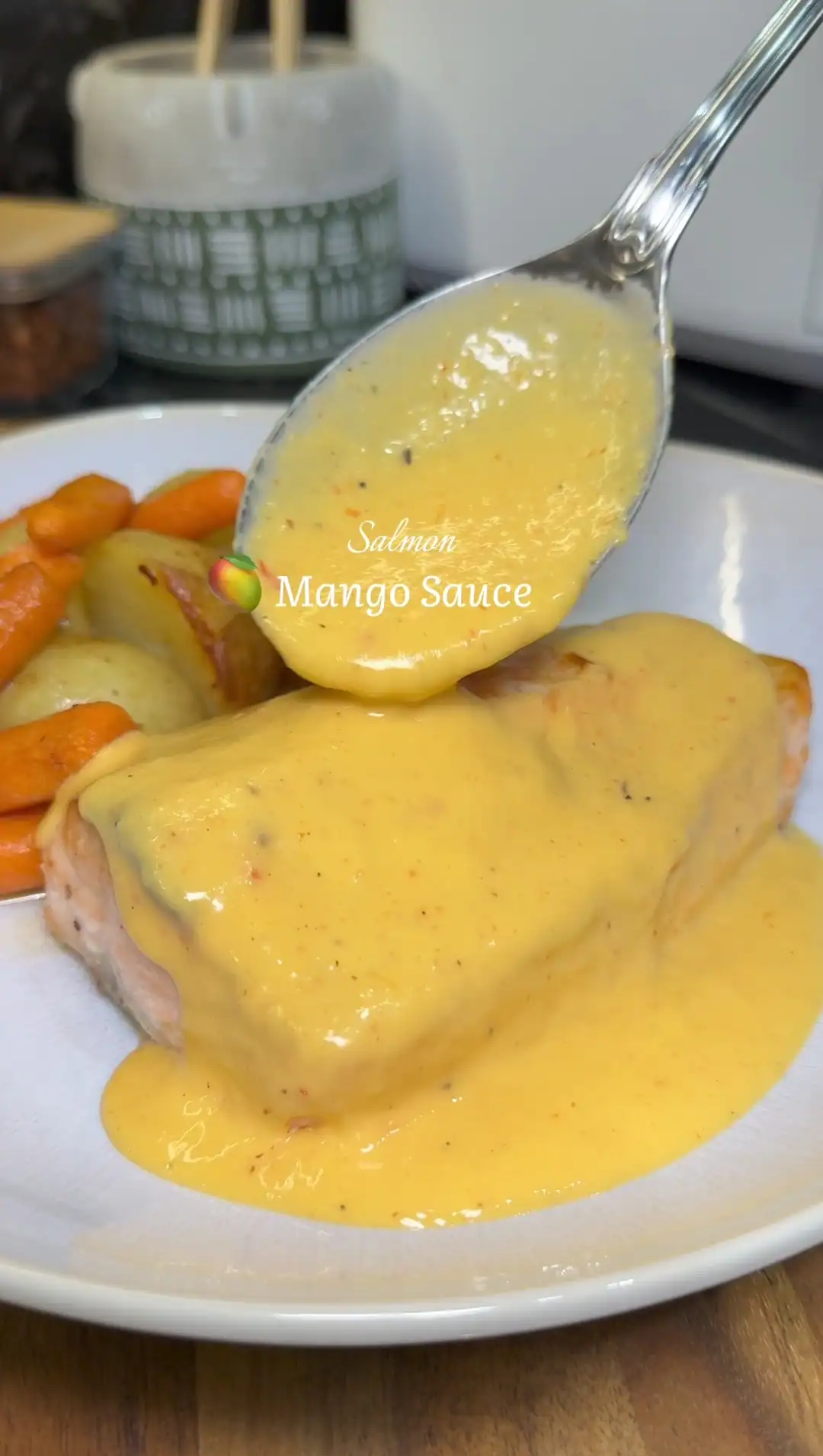 Baked Salmon with Spicy Mango Sauce